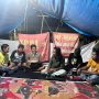 Suasana diskusi para aktivis di tenda perjuangan Aliansi Serbu PT. PAP pada malam hari