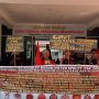 Serbu PT. PAP membentangkan spanduk dan membawa petaka yang berisi tuntutan mereka saat menggelar aksi unjukrasa di Kantor Disnakertrans Sulsel